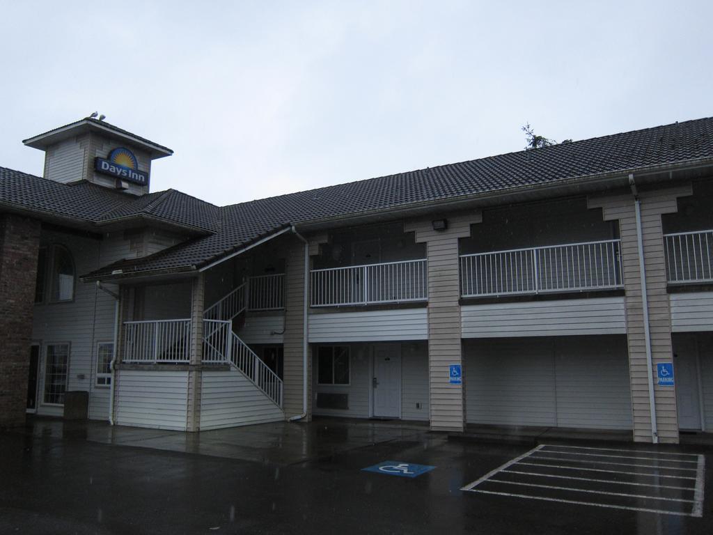 Days Inn By Wyndham Ocean Shores Exterior photo